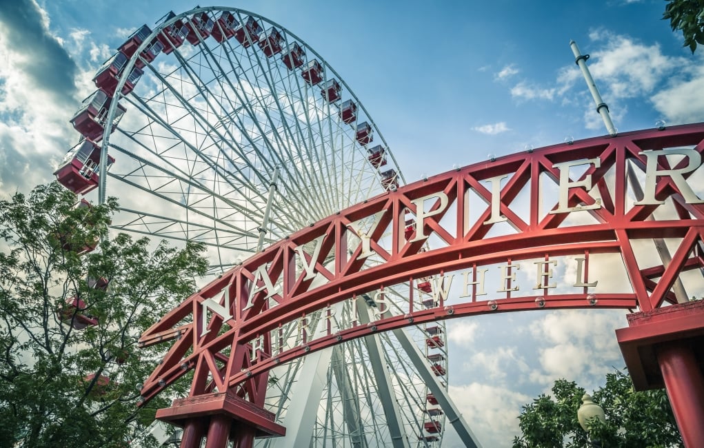 The sign and park entrance for the Navy Pier.